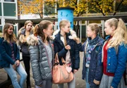 Angewidert begutachtet Pinja (Sina Michel, 2. v. r.) die neue Echtfelljacke ihrer Mitschülerin Joelle (Liva Stege).