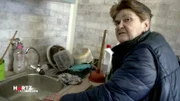 Der Abfluss in Reginas neuer Küche ist zu ihrem Ärger verstopft - und die Handwerker lassen auf sich warten.
