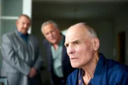 Jakob Broich (Hans Peter Hallwachs) ist ein kranker Mann. Er weiß, dass er nicht mehr lange zu leben hat. Die Nachricht vom Mord an seinem Sohn lässt Jakob Broich kalt: Als sein Nachfolger war Ingo in seinen Augen ein Totalausfall.