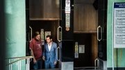 Von rechts: Kommissar Zeki Demirbilek (Tim Seyfi) erklärt seinem Mitarbeiter Pius Leipold (Michael A. Grimm), dass er gefälligst auch am Tatort zu erscheinen habe.