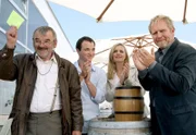 ARD DER WINZERKÖNIG III. Staffel, 13 neue Folgen, Folge 28 "Heftige Turbulenzen" am Montag (19.07.10) um 20.15 Uhr im Ersten. Große Weinverkostung mit Tombola in Rust. Der Hauptpreis ist ein Rundflug mit Blasius' Kleinflugzeug. Blasius hat gerade den Gewinner aus dem Fass gezogen. Im Bild (v.li.): Blasius Schmalzl (Branko Samarovski), Paul Stickler (Achim Schelhas), Claudia Plattner (Susanne Michel), Thomas Stickler (Harald Krassnitzer).