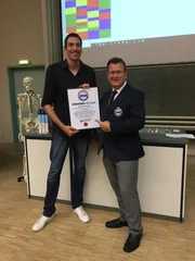 Rekordrichter Olaf Kuchenbecker (rechts) überreicht Fabian Saal die Rekordurkunde.