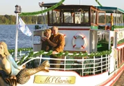 Frisch verliebt der Sonne entgegen: Astrid (Gaby Dohm) und Albert (Günther Maria Halmer) auf der restaurierten "MS Carina".