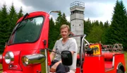 Für seine neue Expedition geht Michael Kessler buchstäblich an die Grenze. Rund 1.400 Kilometer legt der Comedian im Tuk Tuk zurück. Mit dem ostasiatischen Dreirad fährt er von Bayern bis an die Ostsee, immer entlang des ehemaligen deutsch-deutschen Grenzstreifens, um zu erfahren, ob 25 Jahre nach dem Mauerfall auch wirklich zusammen gewachsen ist, was zusammengehört. Im zweiten Teil der Reise tuckert er 700 Kilometer durch Niedersachsen, Sachsen-Anhalt, Mecklenburg-Vorpommern bis nach Schleswig-Holstein an die Ostsee. - Michael Kessler und Tuk Tuk im Harz kurz vor Sorge.