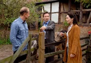 15 Uhr im Ersten. Katja (Julia Stemberger, r.) kämpft entschlossen gegen die Schließung der Heinrich-Heine-Schule. Sie versucht, Stefan (Jochen Horst, l.) und Fumetti (David C. Bunners, M.) für ihre Idee einer Reiterschule zu begeistern.