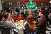 Frankie (Patricia Heaton, M.l.) ist erschüttert, als Mike (Neil Flynn, M.r.) beim Valentinstags-Dinner mit den Donahues (Sean O'Bryan, vorne l. und Jen Ray, l.) und den Norwoods (Pat Finn, r. und Julie Brown, vorne r.) die Möglichkeit bekommt, ihr eine Rose zu schenken, diese aber nicht ergreift ...