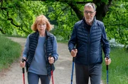 Beim Walken sind Charlottes (Ursela Monn, l.) und Georg Baumgarts (Gunter Schoß, r.) in Gedanken ganz woanders: Sie sorgen sich um ihre Tochter Susanne Mertens, die ihr ganzes Geld in ein renovierungsbedürftiges Wochenendhaus steckt. Sollten sie ihr Geld leihen?