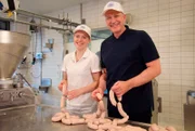 An die Königsdisziplin des Wurstmachens traut sich Alexander Herrmann (rechts): Er macht bayerische Weißwurst. Mit der Weißwurstkönigin höchstpersönlich, Metzgermeisterin Elisabeth Schadl. Sie zeigt ihm in der Fleischerschule in Augsburg alle Kniffe von der Herstellung bis zum Genuss des Klassikers mit Brezen und süßem Senf.