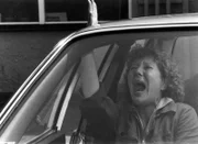 Nichts als Ärger für Martha Haslbeck (Veronika Fitz). Zu allem Überfluß hat sie sich an der Tankstelle auch noch die Hand eingeklemmt.
