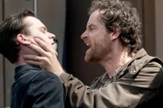 Einsfestival TATORT: AUF EWIG DEIN, Autor: Jürgen Werner, Regie: Dror Zahavi, Markus Graf (Florian Bartholomäi, l), steht unter Verdacht, ein Mädchen vergewaltigt und ermordet zu haben. Kommissar Faber (Jörg Hartmann) ermittelt: Auf seine Art.