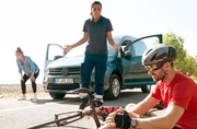 Während Emma (Elisa Agbaglah, M.) und (Nathalie Thiede, l.) im Auto unterwegs sind, bekommt die schwangere Landärztin starke Wehen. Vor lauter Aufregung kommt es zu einem Unfall mit einem Radfahrer (Radfahrer, r.). Während Emma (Elisa Agbaglah, M.) und (Nathalie Thiede, l.) im Auto unterwegs sind, bekommt die schwangere Landärztin starke Wehen. Vor lauter Aufregung kommt es zu einem Unfall mit einem Radfahrer (Radfahrer, r.).