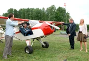 ARD/SWR DER WINZERKÖNIG III. STAFFEL, FOLGE 28, "Heftige Turbulenzen", am Donnerstag (15.05.14) um 10:45 Uhr im ERSTEN. Große Weinverkostung mit Tombola in Rust. Der Hauptpreis ist ein Rundflug mit Blasius' Kleinflugzeug. v.l.: Paul Stickler (Achim Schelhas), Georg Plattner (Stefan Fleming), Blasius Schmalzl (Branko Samarovski), Thomas Stickler (Harald Krassnitzer), Claudia Plattner (Susanne Michel).