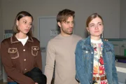 Matilda (Anna-Katharina Fecher, l.), Julian (Onno Buß) und Johanna (Charlott Reschke) machen sich große Sorgen um ihren Vater.