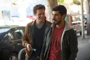 Jonathan Groff als Patrick Murray (l.), Raúl Castillo als Richie Donado (r.)