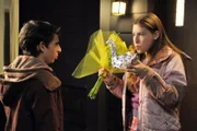 Sue (Eden Sher) hat ein Problem mit der Art und Weise wie Matt (Moises Arias) sie küsst und fragt sich, was sich plötzlich verändert hat. Währenddessen fällt Axl kein einziger einschneidender Moment in seinem Leben ein, über den er in seinem Aufsatz schreiben könnte ...