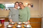 Fleißige Küchenhilfe: Tochter Anna (li.) unterstützt Angelika bei allen drei Gängen, deren süßer Abschluss Rhabarber-Crumble mit Erdbeeren und Sahne sind.