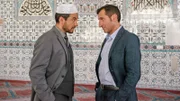Der Imam (Ercan Karacayli) tadelt Zeki Demirbilek (Tim Seyfi) dafür, dass er Schweinebraten gegessen hat.
