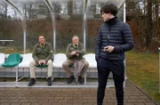 Hubert (Christian Tramitz, l.) und Girwidz (Michael Brandner, M.) befragen Silvias Kollegen Paul Schlüter (Jonathan Hutter, r.).