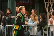 Barney (Neil Patrick Harris, vorne) nimmt am New York City Marathon teil. Er springt für Marshall ein, der sich kurz zuvor den Zeh gebrochen hat. Robin (Cobie Smulders, l.) und Ted (Josh Radnor, r.) sind überrascht von seiner Leistung ...