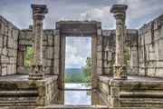 Die Ruinen des Yapahuw Tempels nach einem kräftigen Regenschauer. Der Tempel wurde an einen riesigen Granitfelsen angebaut und ermöglicht einen großartigen Blick über den tiefliegenden Regenwald.