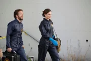 Hodgins (TJ Thyne) und Brennan (Emily Deschanel) bei der Tatortbegehung: In einem umgestürzten Müllwagen wird eine völlig verweste Leiche eines seit drei Wochen verschwundenen Jugendlichen gefunden.