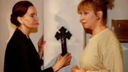 Die 'Neue", Sofia Monetti (Gudrun Gundelach, li.) und Ilse (Christiane Reiff) unterhalten sich und hängen Sofias Kruzifix auf.