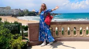 Moderatorin Tamina Kallert auf der Terrasse des berühmten Hotel du Palais in Biarritz.