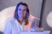 Nahezu jede menschliche Zelle besitzt Duftrezeptoren – auch unsere Haarwurzelzellen. Das haben Forscher der Ruhr-Uni Bochum herausgefunden. Ob Haare Aromen wahrnehmen können und bestimmte Düfte tatsächlich eine besondere Wirkung auf unser Haarwachstum haben, beantwortet Anja Reschke in „Wissen vor acht - Zukunft“.
