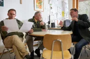 Hubert (Christian Tramitz, l.) und Girwidz (Michael Brandner, M.) sind in der Schule eingetroffen und befragen Rektor Sommer (Butz Buse, r.). Wer hatte ein Motiv Silvia Wiesner zu ermorden?