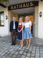 Von links: Bürgermeister Josef Jahner und die beiden Rathausangestellten Sandra Huber und Sabine Huber.