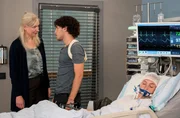 Lisa Conradi (Komparsin, r.) liegt im künstlichen Koma. Neben dem Krankenbett ihrer Tochter streitet Michaela Conradi (Antje Widdra, l.) mit ihrem Sohn Jonas (Riccardo Campione, M.). Lisa Conradi (Komparsin, r.) liegt im künstlichen Koma. Neben dem Krankenbett ihrer Tochter streitet Michaela Conradi (Antje Widdra, l.) mit ihrem Sohn Jonas (Riccardo Campione, M.).