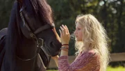 Charlie (Sinje Irslinger) und ihr Pferd haben eine magische Verbindung.
