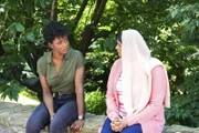 Special Agent Tiffany Wallace (Katherine Renee Kane, l.); Harita Kamra (Simran Jetha, r.)