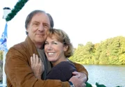 Amors Pfeile haben Wirkung gezeigt: Astrid Wünsche (Gaby Dohm) und Albert Marquard (Günther Maria Halmer) sind schwer verliebt...