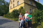 Von einem Tag auf den anderen hat Simon Mondel nach einem Unfall des Vaters den elterlichen Hof übernommen. Mutter Beate und Freundin Petra helfen tatkräftig mit. Die Töchter Emelie und Liora wachsen mit den Großeltern am Hof auf.