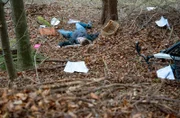 Eine weibliche Leiche (Komparsin) liegt im Wald. Die Frau muss mit dem Fahrrad gestürzt sein. Um sie herum liegen einige Blätter Papier.