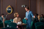 Lars Weber (Tom Schilling) spricht Lauren Faber (Sofia Helin) in einem Café an.