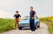 Inès (Jasmin Gerat, l.) und ihr Mann Etienne (Wanja Mues, r.) versuchen an glücklichere Tage anzuknüpfen, aber da haben sie die Rechnung ohne ihren Sohn gemacht.