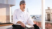 Pedro Lino (Lourenço Henriques) bereitet den Grill für das Abendessen mit Yola vor