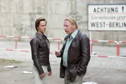 Lars Weber (Tom Schilling, l.) trifft sich mit seinem Agentenführer Ralf Müller (Ben Becker, r.), um neue Anweisungen zu erhalten.