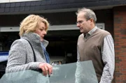 Gudrun (Saskia Vetter, l.) macht Frank (Thomas Limpinsel, r.) klar, dass sie weg will.; ARD MORDEN IM NORDEN FOLGE 79, "Schwere Zeiten", am Montag um 18:50 Uhr im ERSTEN. Gudrun (Saskia Vetter, l.) macht Frank (Thomas Limpinsel, r.) klar, dass sie weg will.