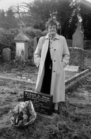 Philomena Lee vor dem Grab ihres Sohnes Anthony, der im Dezember 1955 von einem amerikanischen Ehepaar adoptiert wurde und fortan Michael Hess hieß