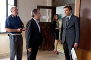 Nino Papetti (Max Hopp, re.), der Geschäftsführer des Schlachthofs, und seine Mitarbeiterin Alice (Giulia Borelli) geben Brunetti (Uwe Kockisch, 2. v. li.) und Vianello (Karl Fischer) bereitwillig Auskunft.