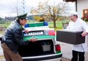 Staller (Helmfried von Luettichau, l.) lässt sich vom Koch des Gasthofs "Ludwig"  Erwin Sauer (Karl Fred Mueller, r.) das Essen in den Kofferrraum stellen. Weiteres Bildmaterial finden Sie unter www.br-foto.de.
