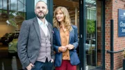 Piet (Michael Krabbe, l.) und Silvana Sommer (Lea Fassbender, r.) führen ein Oldtimer Geschäft.