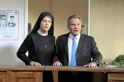 Wolfgang Wöller (Wolfgang Wöller) und Schwester Hanna (Hanna Jakobi) sind aufs Polizeirevier geeilt – sie brauchen die Hilfe von Polizist Meier.