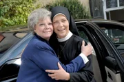 Schwester Hanna (Hanna Jakobi, re.) bekommt überraschend Besuch von ihrer Mutter Gertrud Jakobi (Grit Boettcher).