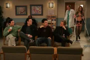 Für Ted (Josh Radnor, M.), Marshall (Jason Segel, 2.v.l.), Barney (Neil Patrick Harris, 2.v.r.), Stuart (Matt Boren, l.) und Treasure (Erin Cardillo, r.) endet die Junggesellenparty ganz anderes als geplant ...
