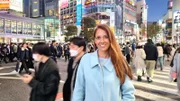 Elena Bruhn an der Shibuya-Kreuzung in Tokio