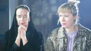 Ilse (Christiane Reiff) erfährt von Sofia (Gudrun Gundelach), dass die Pralinen für Mona vergiftet sind...
